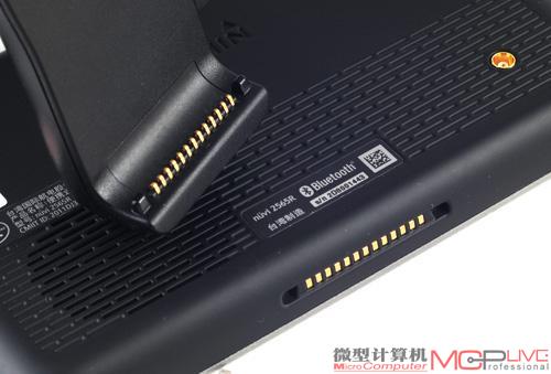 可以看到，将nüvi 2565R用支架的夹子固定好后，它与行车记录器之间的数据传输就靠底部的这些触点来完成了。